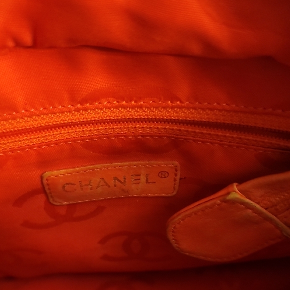 CHANEL Chic Black and White Quilted Tote Bag - Picture 3 of 10